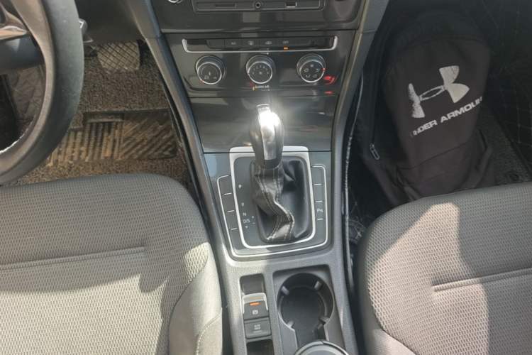 Used Volkswagen Golf 2017 230TSI Automatic Comfort Edition – Celebrating Milestone of One Million Units Gear Lever