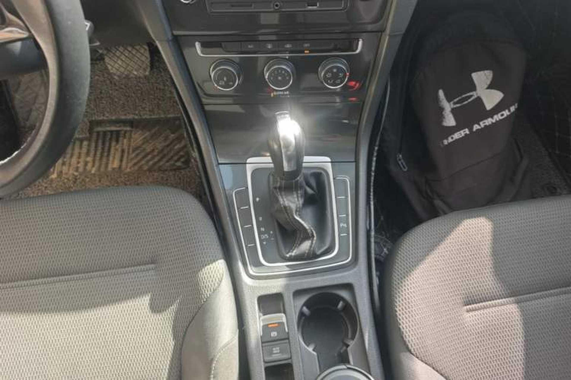 Used Volkswagen Golf 2017 230TSI Automatic Comfort Edition – Celebrating Milestone of One Million Units Gear Lever