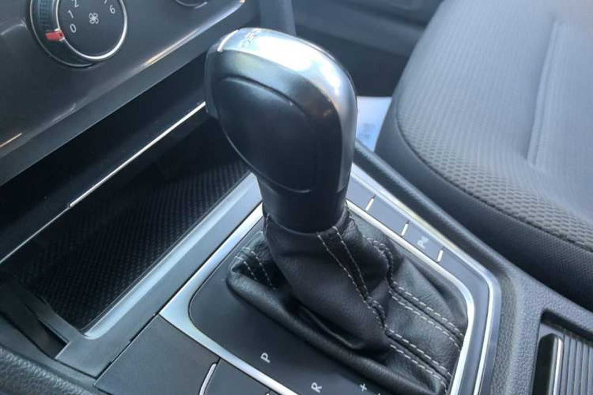 Used Volkswagen Golf 2017 230TSI Automatic Comfort Edition – Celebrating Milestone of One Million Units Gear Lever