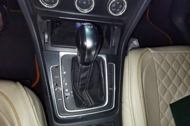 Used Volkswagen Golf 2017 230TSI Automatic Comfort Edition – Celebrating Milestone of One Million Units Gear Lever