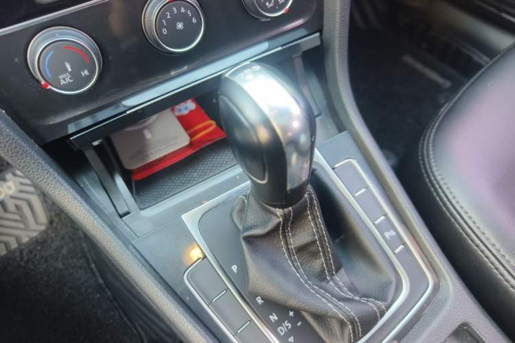 Used Volkswagen Golf 2017 230TSI Automatic Comfort Edition – Celebrating Milestone of One Million Units Gear Lever