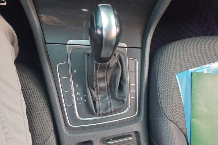 Used Volkswagen Golf 2017 1.6L Automatic Comfort Million-Vehicle Anniversary Edition Gear Lever