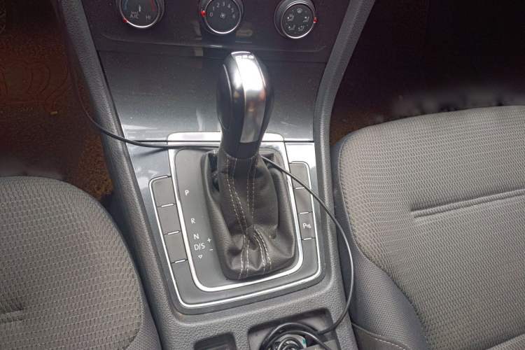 Used Volkswagen Golf 2017 230TSI Automatic Comfort Edition – Celebrating Milestone of One Million Units Gear Lever