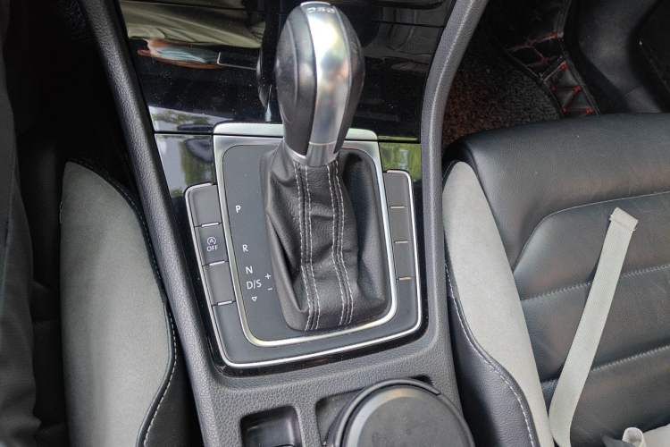 Used Volkswagen Golf 2017 280TSI Automatic R-Line Million-Vehicle Commemorative Edition Gear Lever
