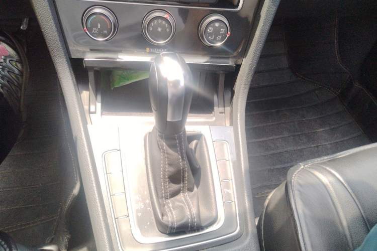 Used Volkswagen Golf 2017 1.6L Automatic Comfort Million-Vehicle Anniversary Edition Gear Lever