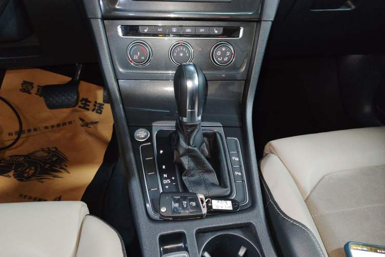 Used Volkswagen Golf 2017 230TSI Automatic Luxury Million-Vehicle Commemorative Edition Gear Lever
