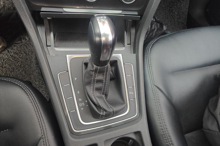 Used Volkswagen Golf 2017 230TSI Automatic Comfort Edition – Celebrating Milestone of One Million Units Gear Lever