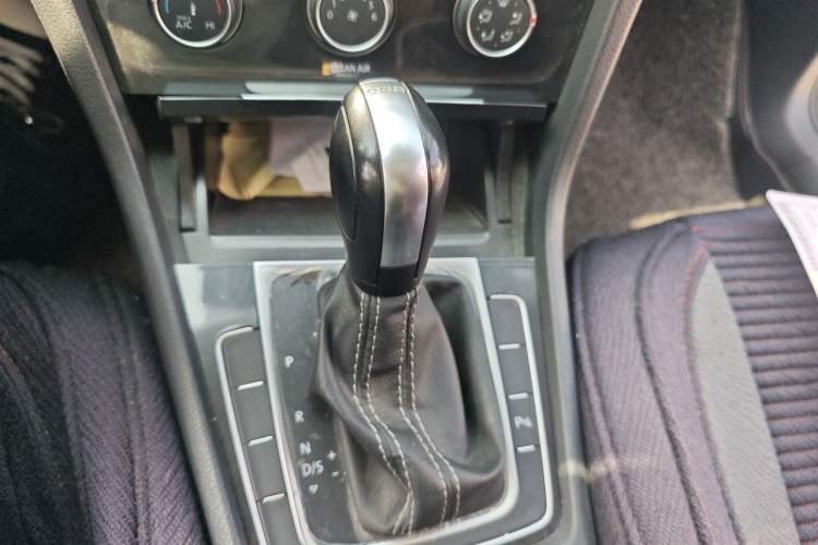 Used Volkswagen Golf 2017 230TSI Automatic Comfort Edition – Celebrating Milestone of One Million Units Gear Lever