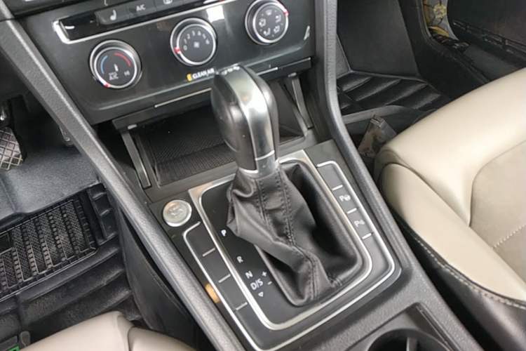 Used Volkswagen Golf 2017 230TSI Automatic Luxury Million-Vehicle Commemorative Edition Gear Lever