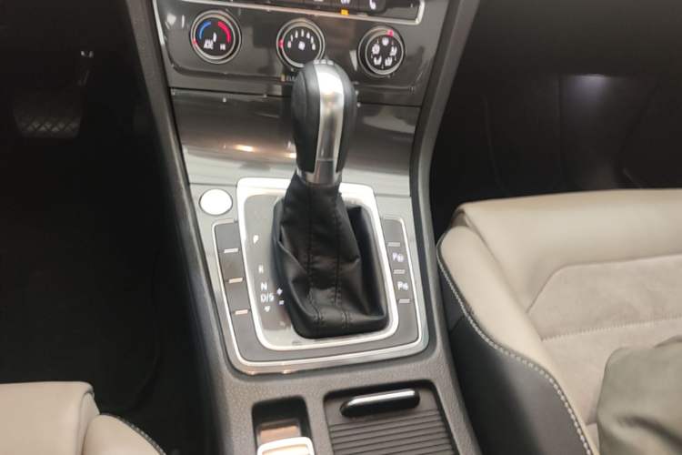 Used Volkswagen Golf 2017 230TSI Automatic Luxury Million-Vehicle Commemorative Edition Gear Lever