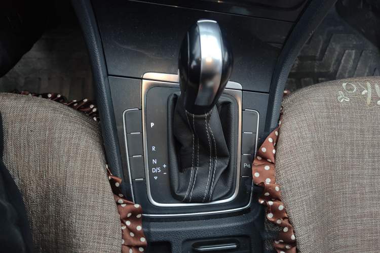 Used Volkswagen Golf 2017 1.6L Automatic Comfort Million-Vehicle Anniversary Edition Gear Lever