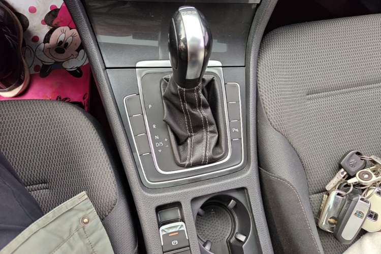 Used Volkswagen Golf 2017 230TSI Automatic Comfort Edition – Celebrating Milestone of One Million Units Gear Lever