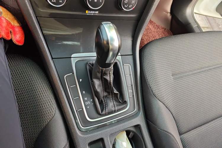 Used Volkswagen Golf 2017 230TSI Automatic Comfort Edition – Celebrating Milestone of One Million Units Gear Lever