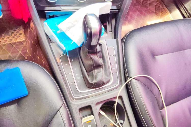 Used Volkswagen Golf 2017 1.6L Automatic Comfort Million-Vehicle Anniversary Edition Gear Lever