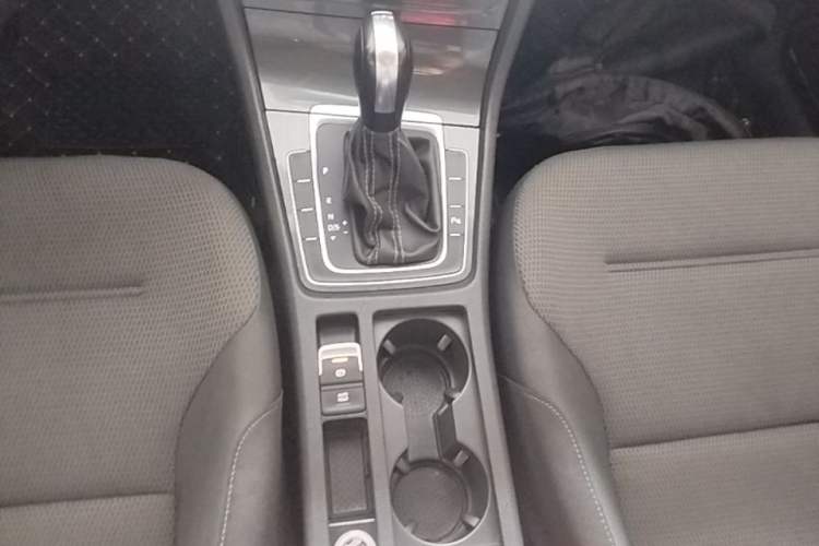 Used Volkswagen Golf 2017 230TSI Automatic Comfort Edition – Celebrating Milestone of One Million Units Gear Lever