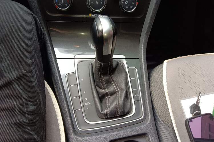 Used Volkswagen Golf 2017 230TSI Automatic Comfort Edition – Celebrating Milestone of One Million Units Gear Lever