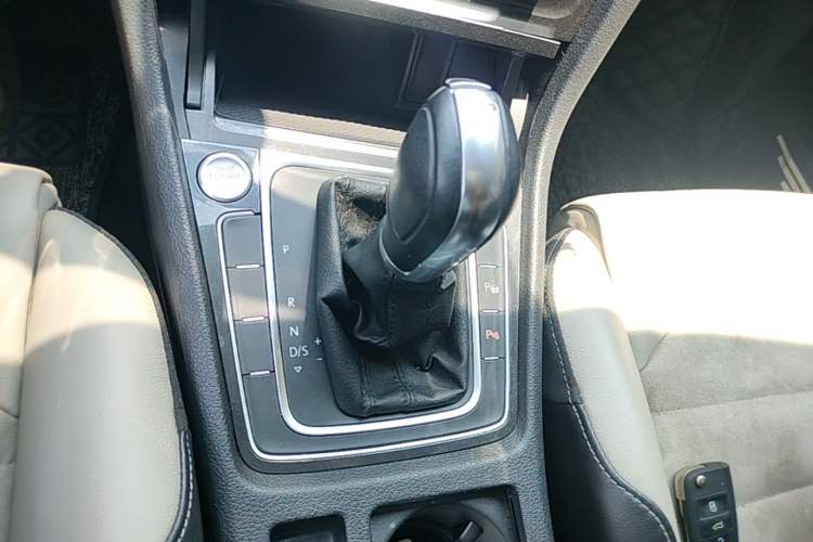 Used Volkswagen Golf 2017 230TSI Automatic Luxury Million-Vehicle Commemorative Edition Gear Lever