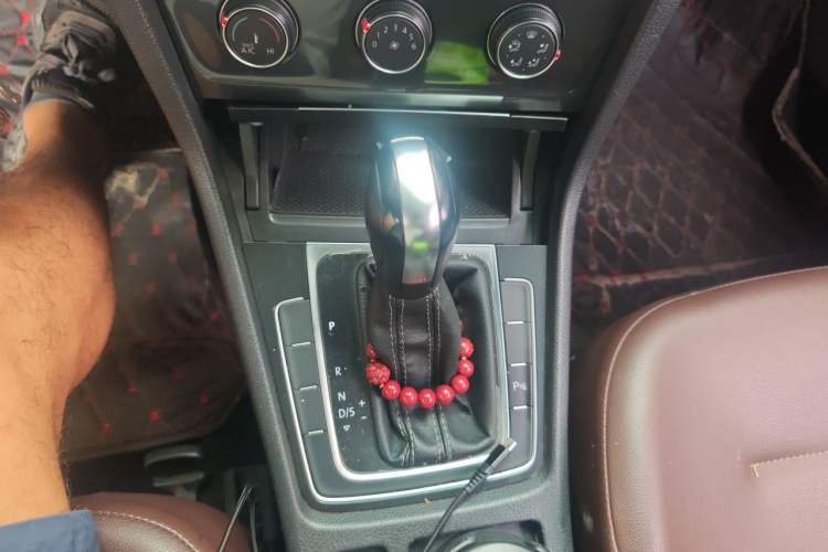Used Volkswagen Golf 2017 1.6L Automatic Comfort Million-Vehicle Anniversary Edition Gear Lever