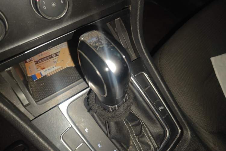 Used Volkswagen Golf 2017 1.6L Automatic Comfort Million-Vehicle Anniversary Edition Gear Lever