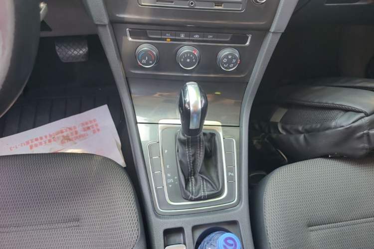 Used Volkswagen Golf 2017 230TSI Automatic Comfort Edition – Celebrating Milestone of One Million Units Gear Lever