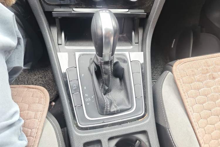 Used Volkswagen Golf 2017 280TSI Automatic R-Line Million-Vehicle Commemorative Edition Gear Lever