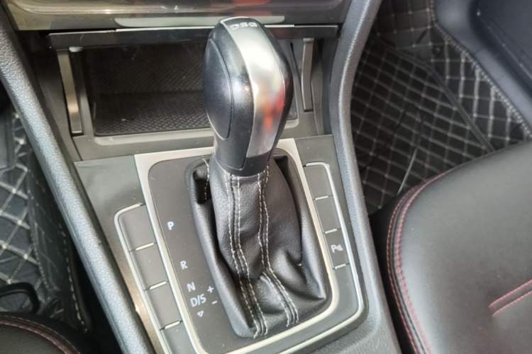Used Volkswagen Golf 2017 230TSI Automatic Comfort Edition – Celebrating Milestone of One Million Units Gear Lever