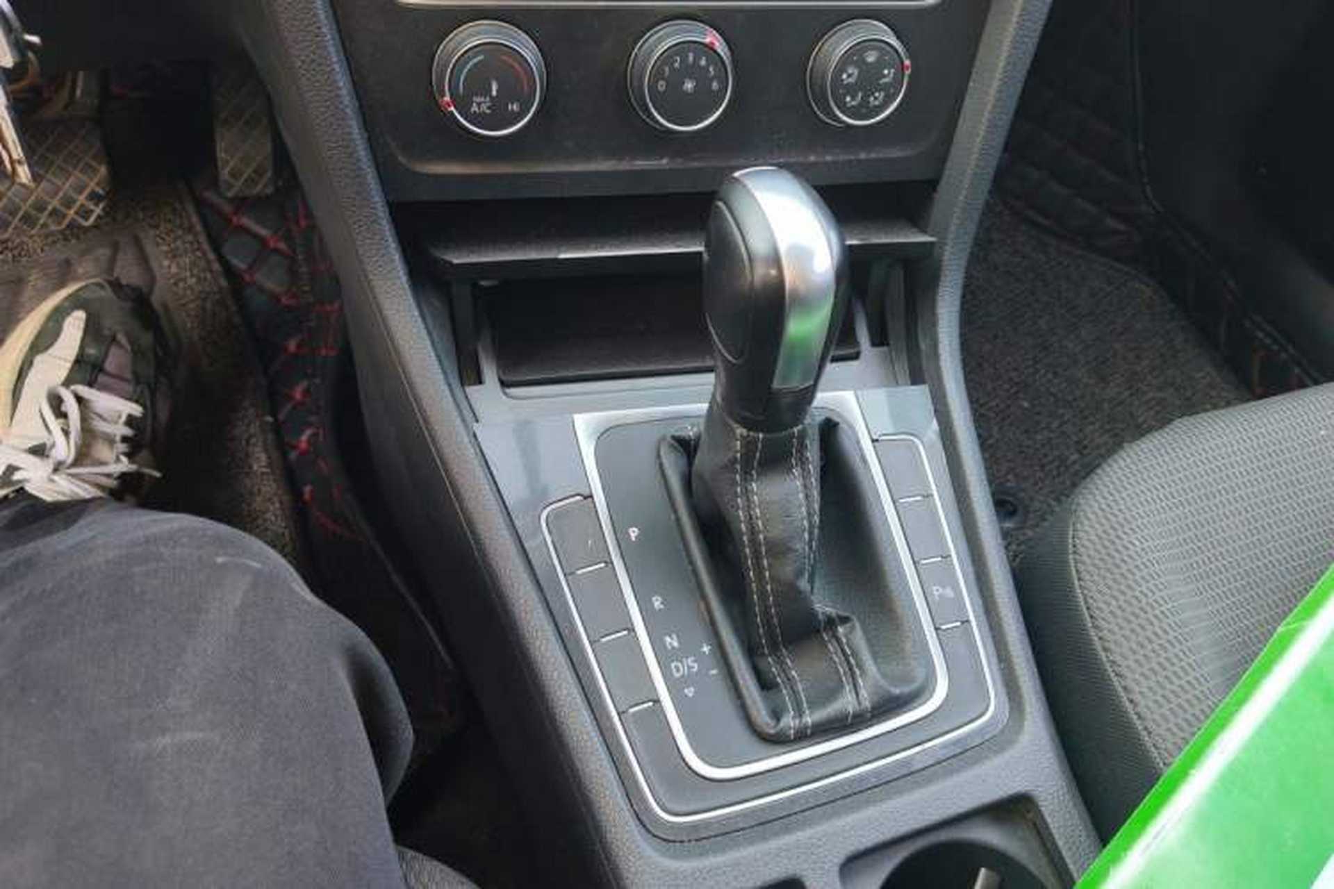Used Volkswagen Golf 2017 1.6L Automatic Comfort Million-Vehicle Anniversary Edition Gear Lever