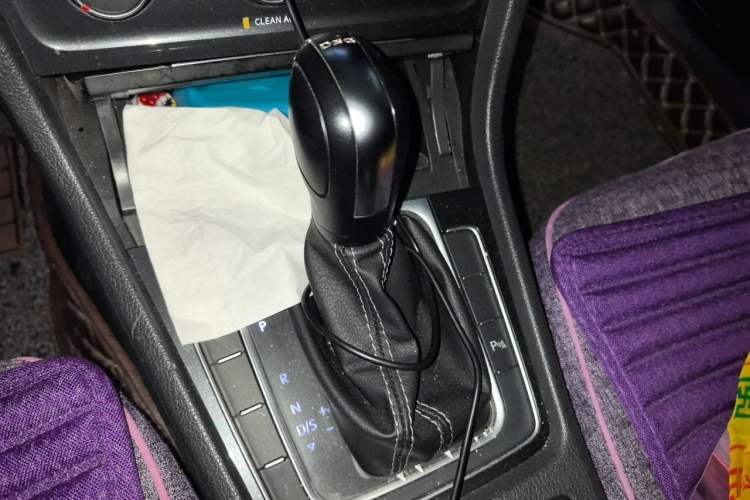 Used Volkswagen Golf 2017 230TSI Automatic Comfort Edition – Celebrating Milestone of One Million Units Gear Lever