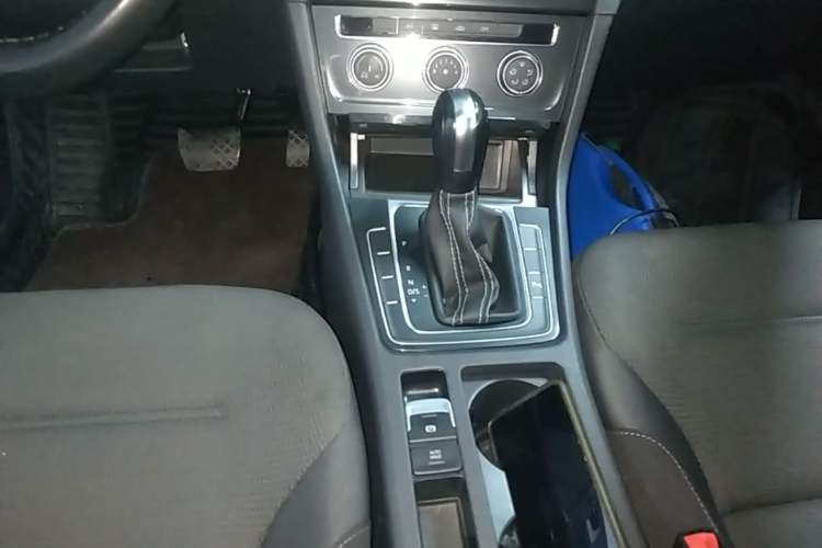 Used Volkswagen Golf 2017 1.6L Automatic Comfort Million-Vehicle Anniversary Edition Gear Lever