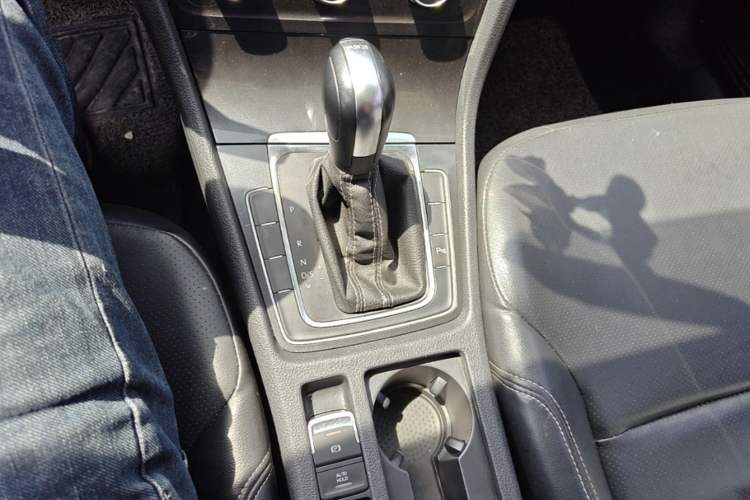 Used Volkswagen Golf 2017 230TSI Automatic Comfort Edition – Celebrating Milestone of One Million Units Gear Lever