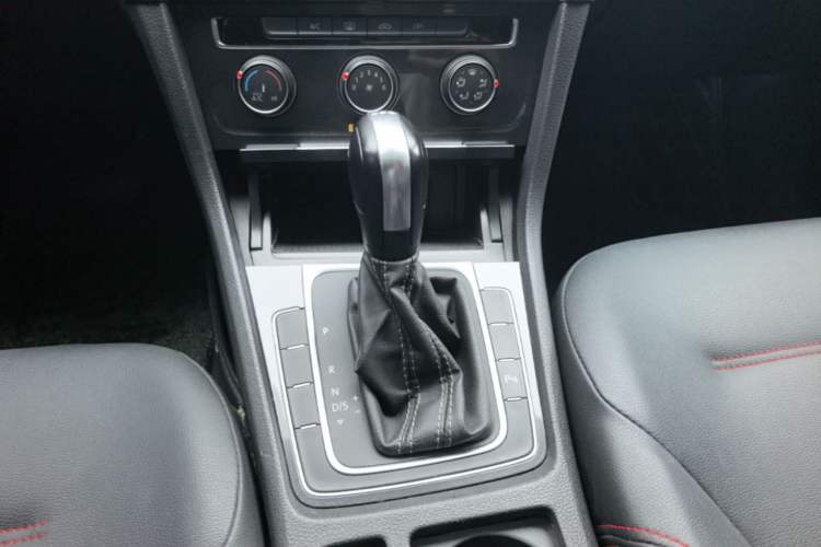 Used Volkswagen Golf 2017 230TSI Automatic Comfort Edition – Celebrating Milestone of One Million Units Gear Lever