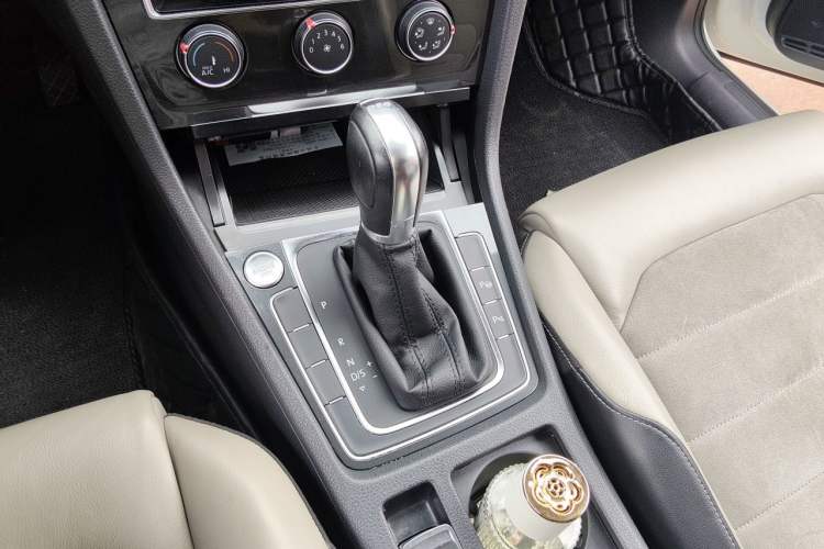 Used Volkswagen Golf 2017 230TSI Automatic Luxury Million-Vehicle Commemorative Edition Gear Lever