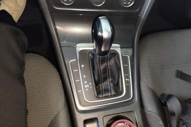 Used Volkswagen Golf 2017 1.6L Automatic Comfort Million-Vehicle Anniversary Edition Gear Lever