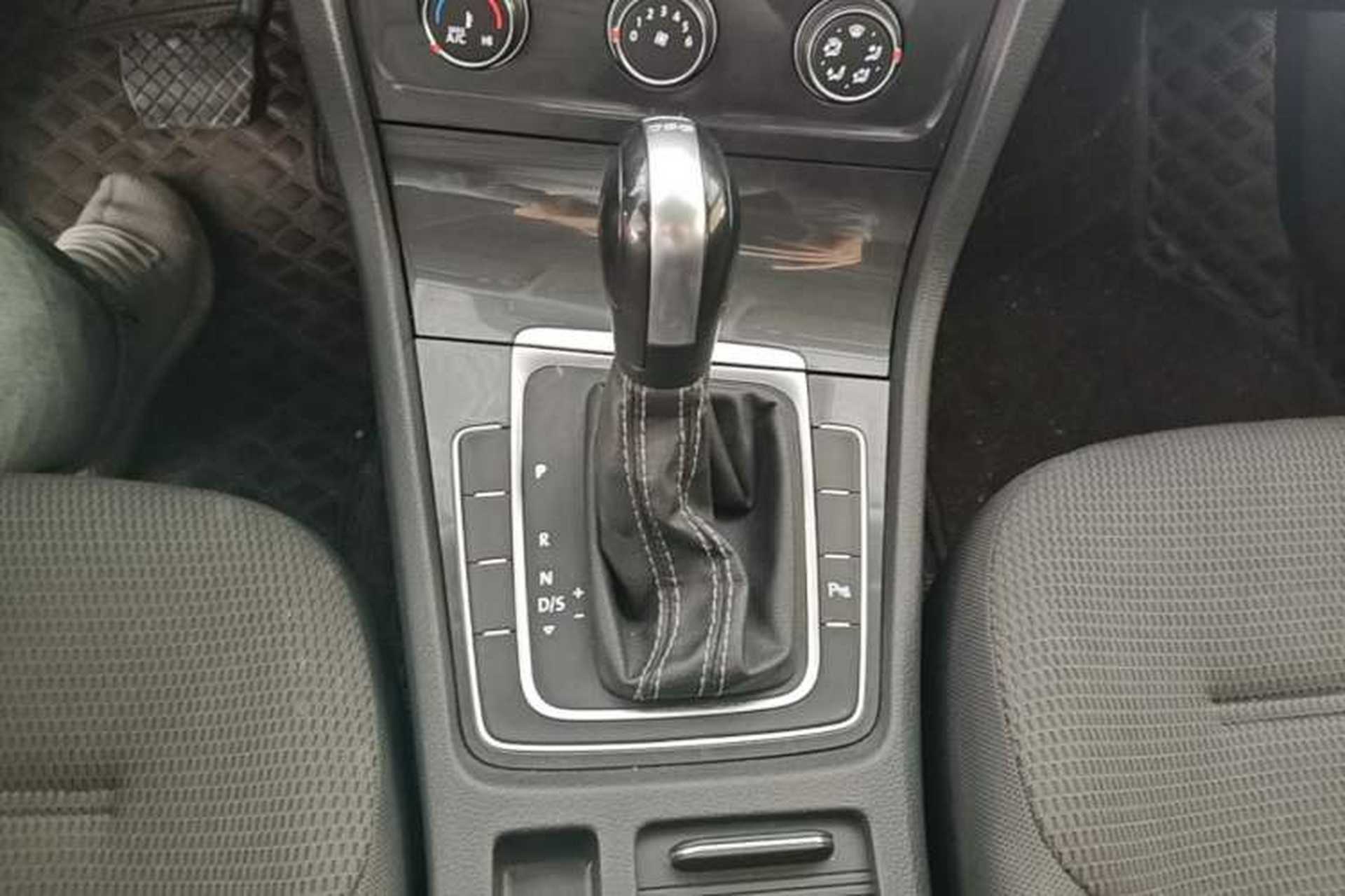 Used Volkswagen Golf 2017 230TSI Automatic Comfort Edition – Celebrating Milestone of One Million Units Gear Lever