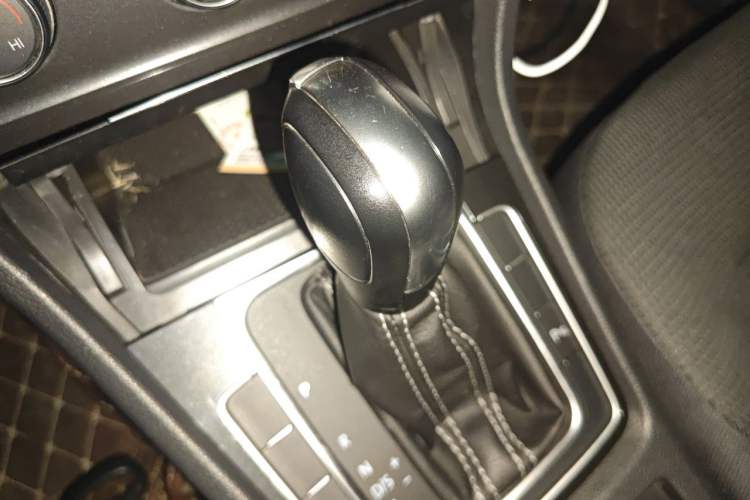 Used Volkswagen Golf 2017 1.6L Automatic Comfort Million-Vehicle Anniversary Edition Gear Lever