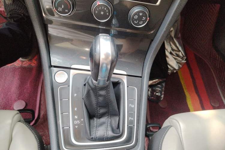 Used Volkswagen Golf 2017 230TSI Automatic Luxury Million-Vehicle Commemorative Edition Gear Lever