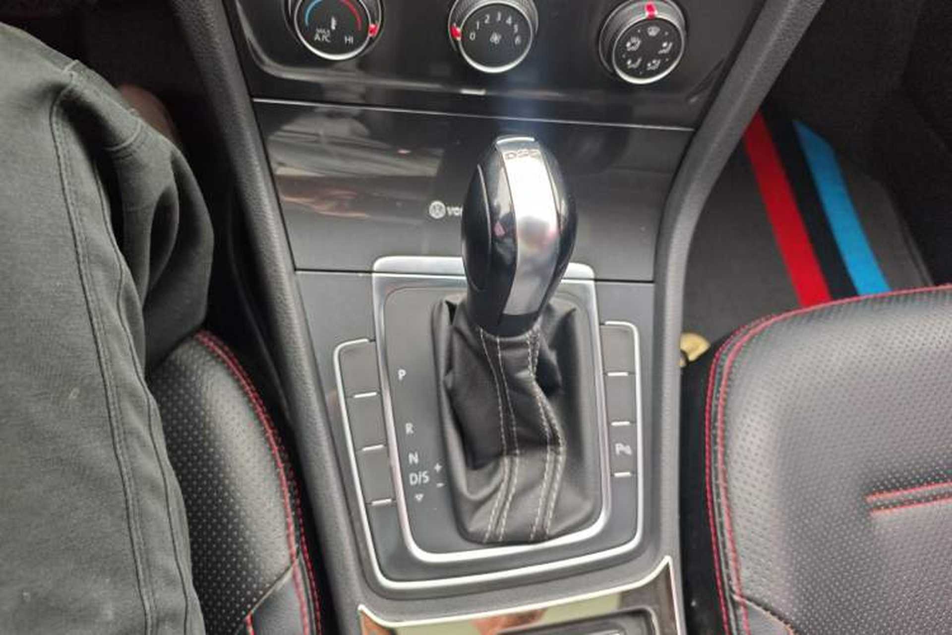 Used Volkswagen Golf 2017 230TSI Automatic Comfort Edition – Celebrating Milestone of One Million Units Gear Lever