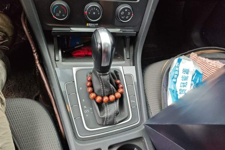 Used Volkswagen Golf 2017 230TSI Automatic Comfort Edition – Celebrating Milestone of One Million Units Gear Lever