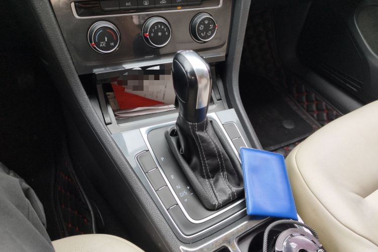 Used Volkswagen Golf 2017 230TSI Automatic Comfort Edition – Celebrating Milestone of One Million Units Gear Lever