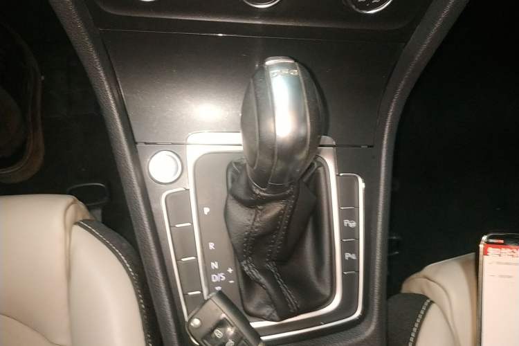 Used Volkswagen Golf 2017 230TSI Automatic Luxury Million-Vehicle Commemorative Edition Gear Lever