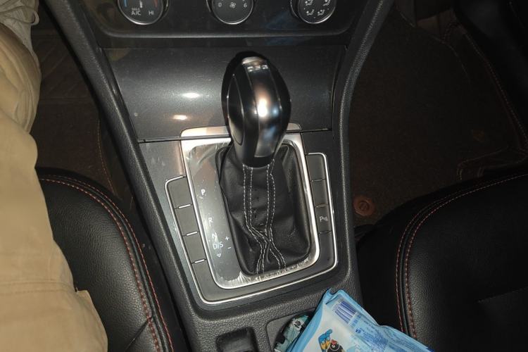 Used Volkswagen Golf 2017 230TSI Automatic Comfort Edition – Celebrating Milestone of One Million Units Gear Lever