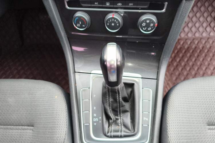 Used Volkswagen Golf 2017 230TSI Automatic Comfort Edition – Celebrating Milestone of One Million Units Gear Lever