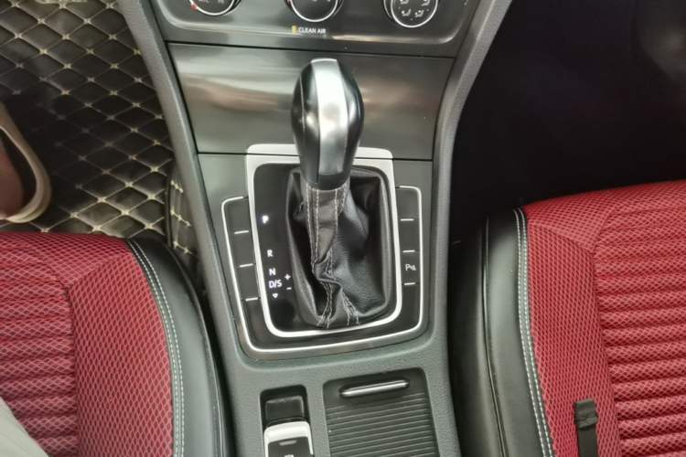 Used Volkswagen Golf 2017 1.6L Automatic Comfort Million-Vehicle Anniversary Edition Gear Lever
