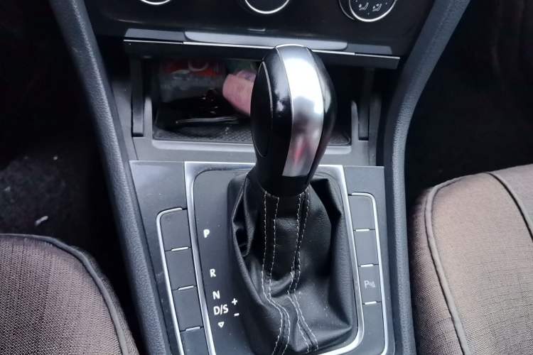 Used Volkswagen Golf 2017 1.6L Automatic Comfort Million-Vehicle Anniversary Edition Gear Lever
