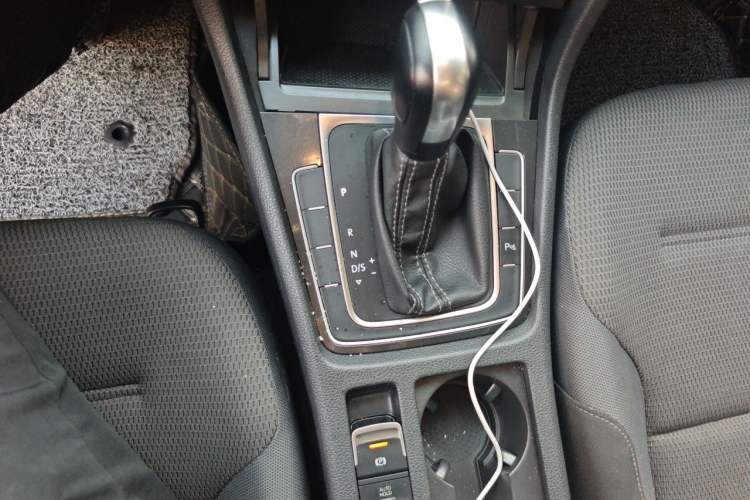 Used Volkswagen Golf 2017 1.6L Automatic Comfort Million-Vehicle Anniversary Edition Gear Lever