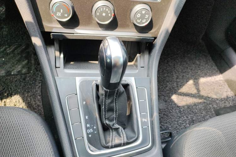 Used Volkswagen Golf 2017 1.6L Automatic Comfort Million-Vehicle Anniversary Edition Gear Lever
