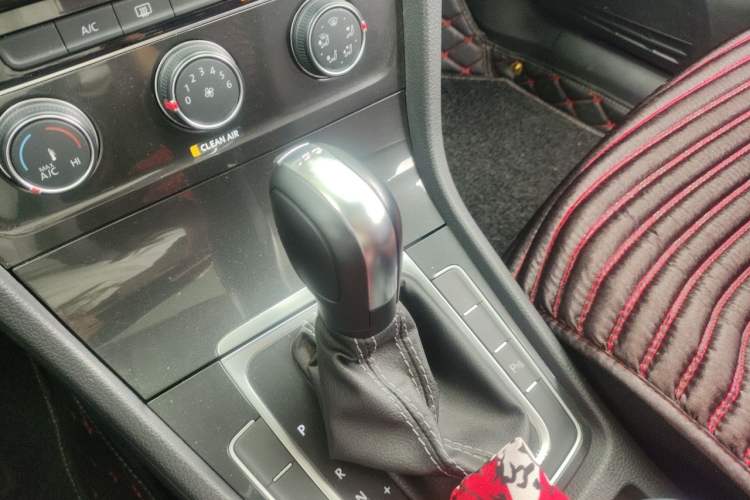 Used Volkswagen Golf 2017 230TSI Automatic Comfort Edition – Celebrating Milestone of One Million Units Gear Lever