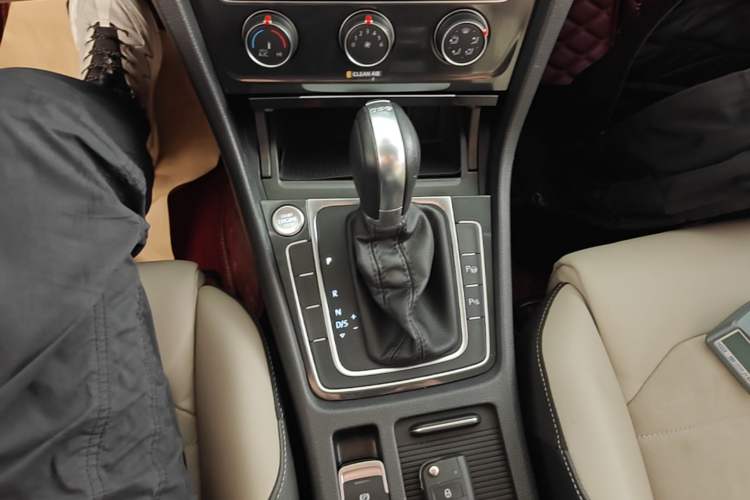 Used Volkswagen Golf 2017 230TSI Automatic Luxury Million-Vehicle Commemorative Edition Gear Lever