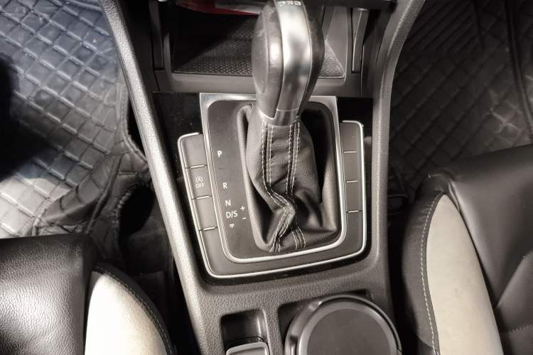 Used Volkswagen Golf 2017 280TSI Automatic R-Line Million-Vehicle Commemorative Edition Gear Lever