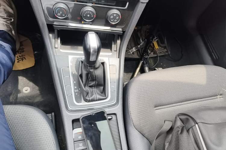 Used Volkswagen Golf 2017 230TSI Automatic Comfort Edition – Celebrating Milestone of One Million Units Gear Lever